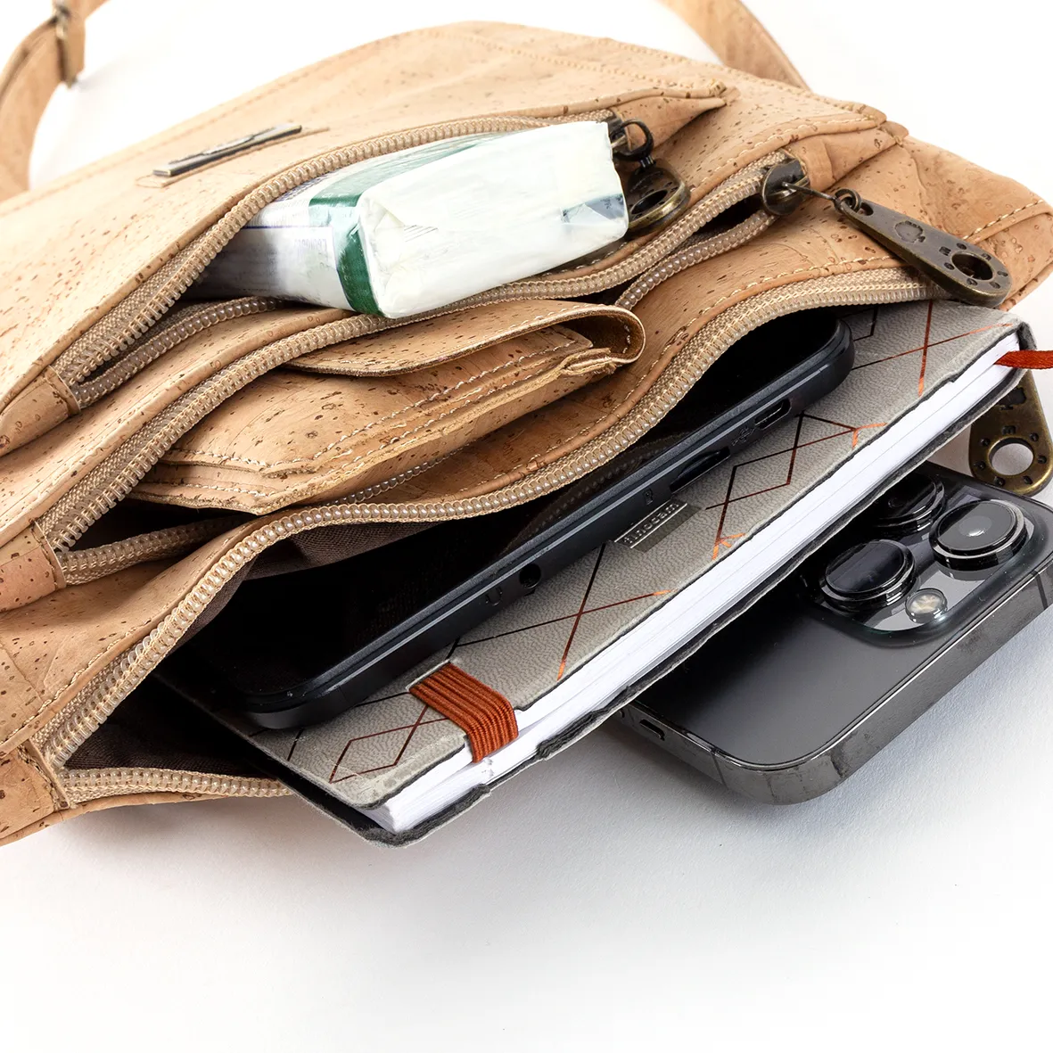 Mala de Tiracolo em Cortiça com Bolsos Frontais