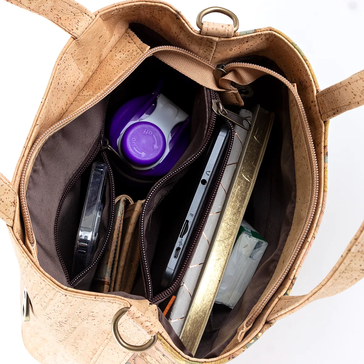 Handbag in cork, with two handles, shoulder strap and several interior compartments
