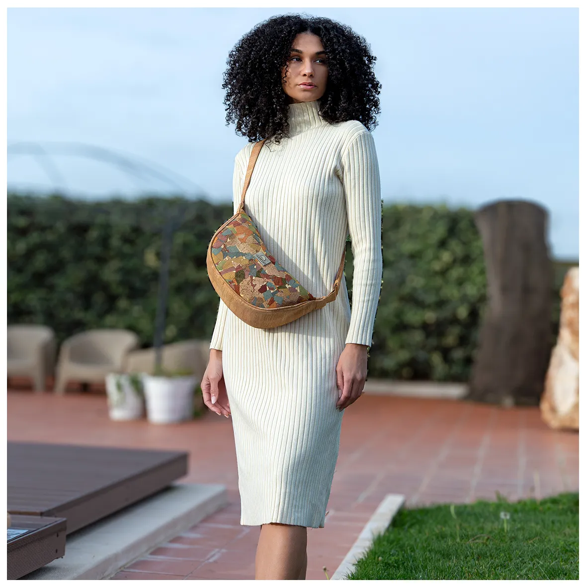 Mala de tiracolo em cortiça em forma de meia-lua