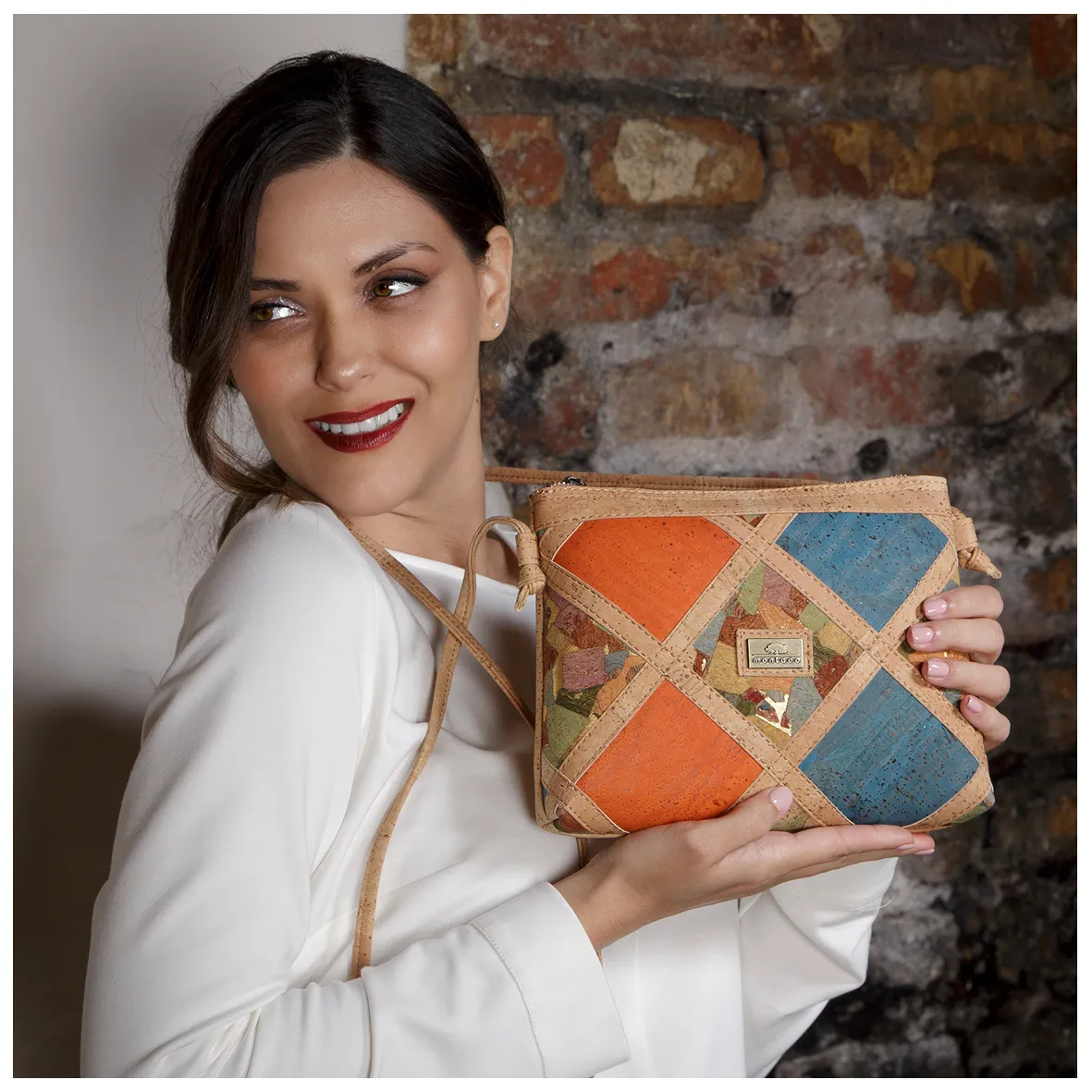 Mala em Cortiça de Tiracolo com Padrão Geométrico
