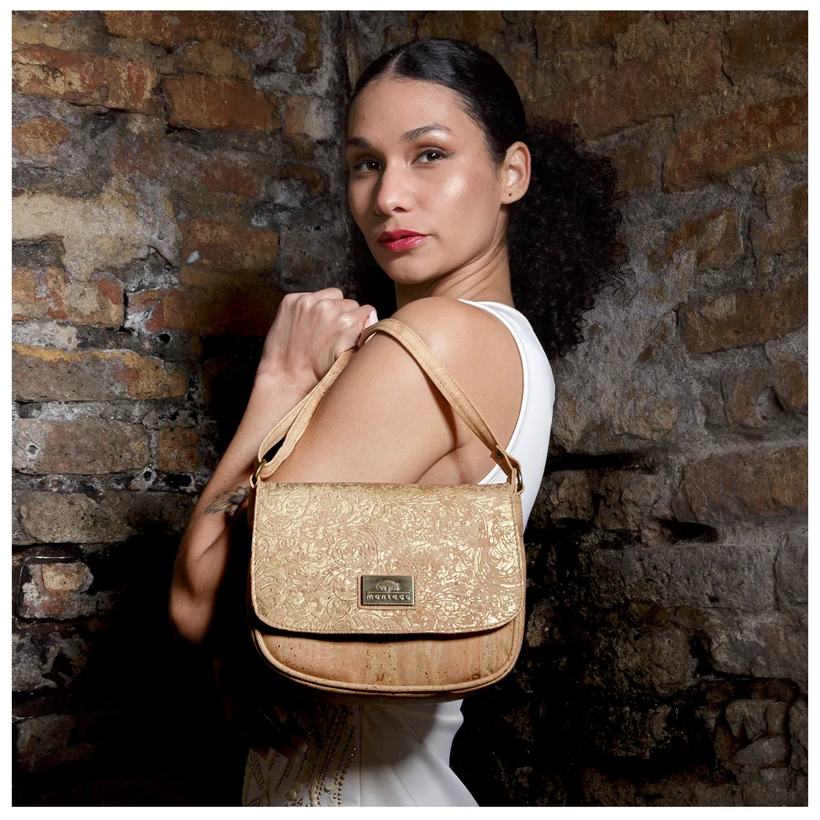 Shoulder bag with cork handle and gold leaf pattern