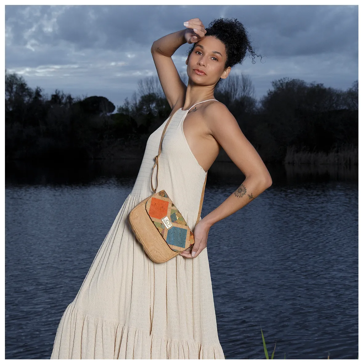 Mala de Tiracolo em Cortiça com Pala com Padrão Geométrico em Losango