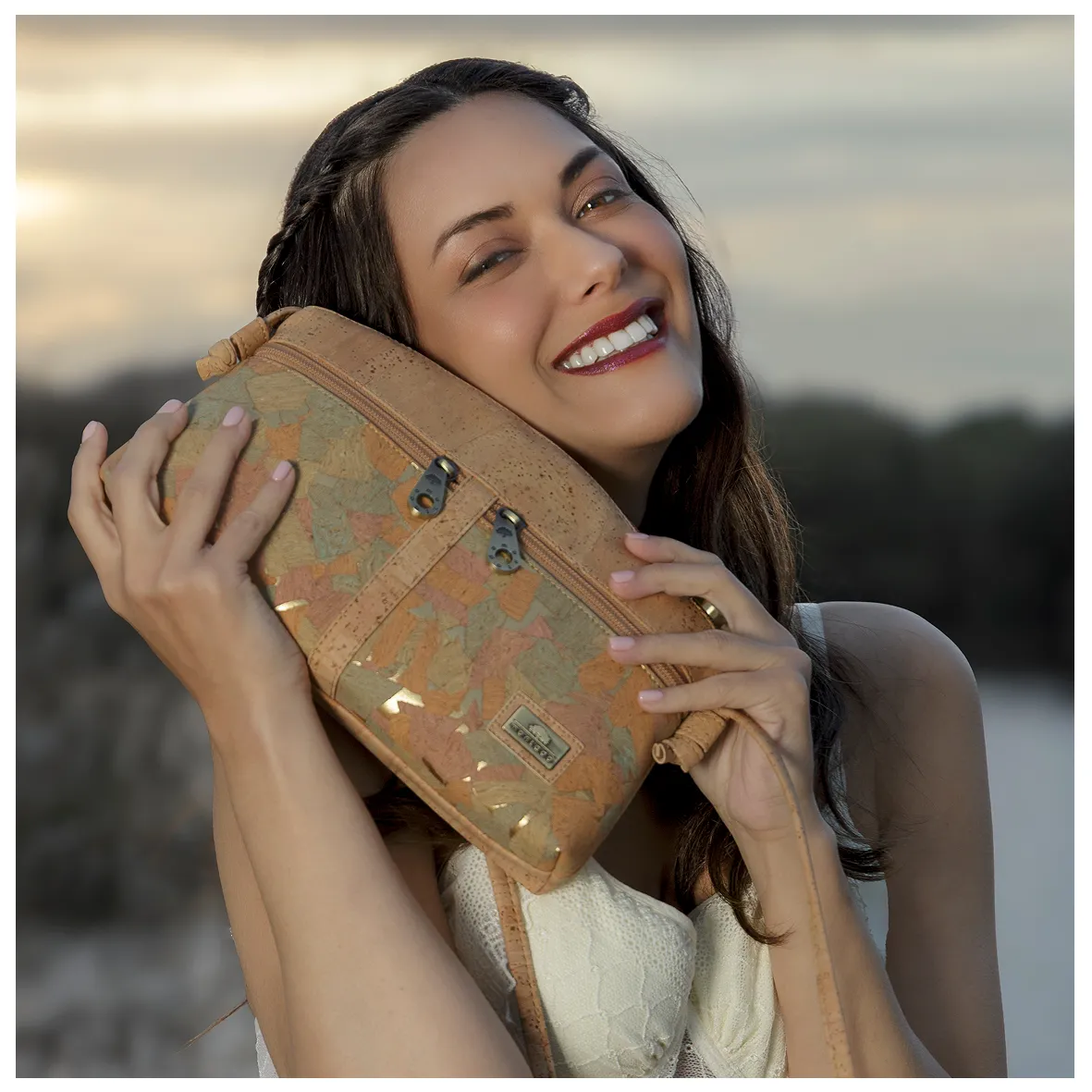 Mala de Tiracolo em Cortiça com Abertura Arredondada