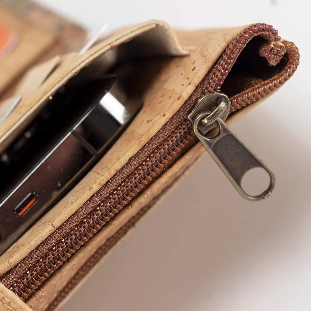 Porta-moedas Grande e Flexível para Senhora em Cortiça Eco-friendly com Proteção Antirroubo RFID