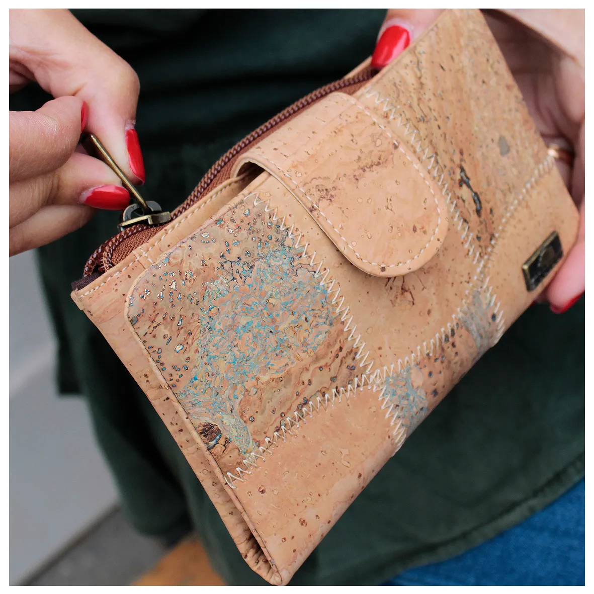 Porta-Moedas em Cortiça, Estrutura Flexível, Tamanho Pequeno, com Proteção Antirroubo RFID, Exterior com Patchwork